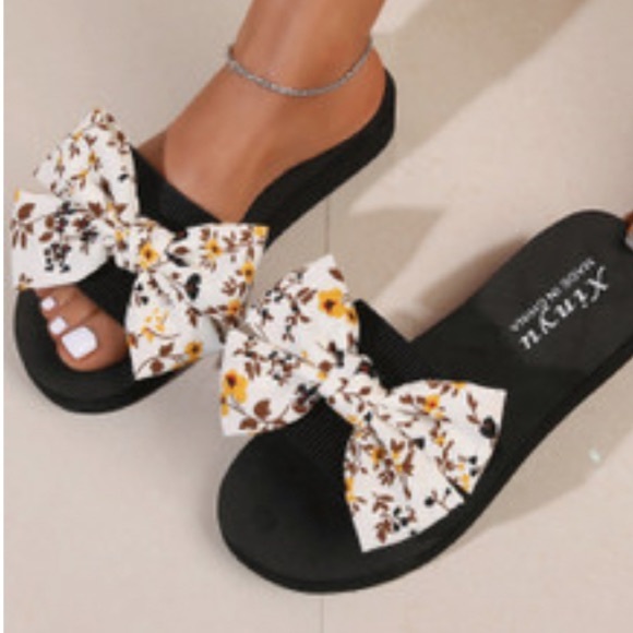 Unbranded Shoes - NEW| Floral Print Slide Sandal